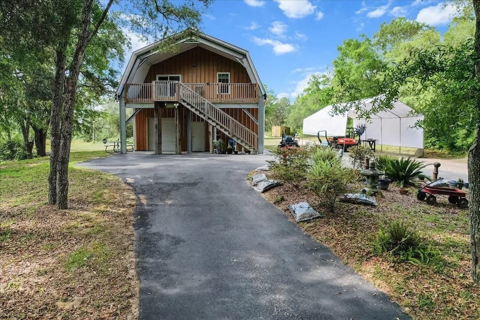 Spotlight: Stunning Barndominium on 9+ Private Acres in Hernando, FL